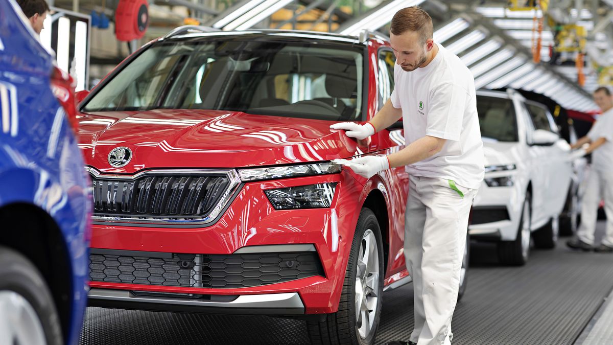 Automobilka Škoda se konečně zvedá, vyrábí více aut a víc vydělává