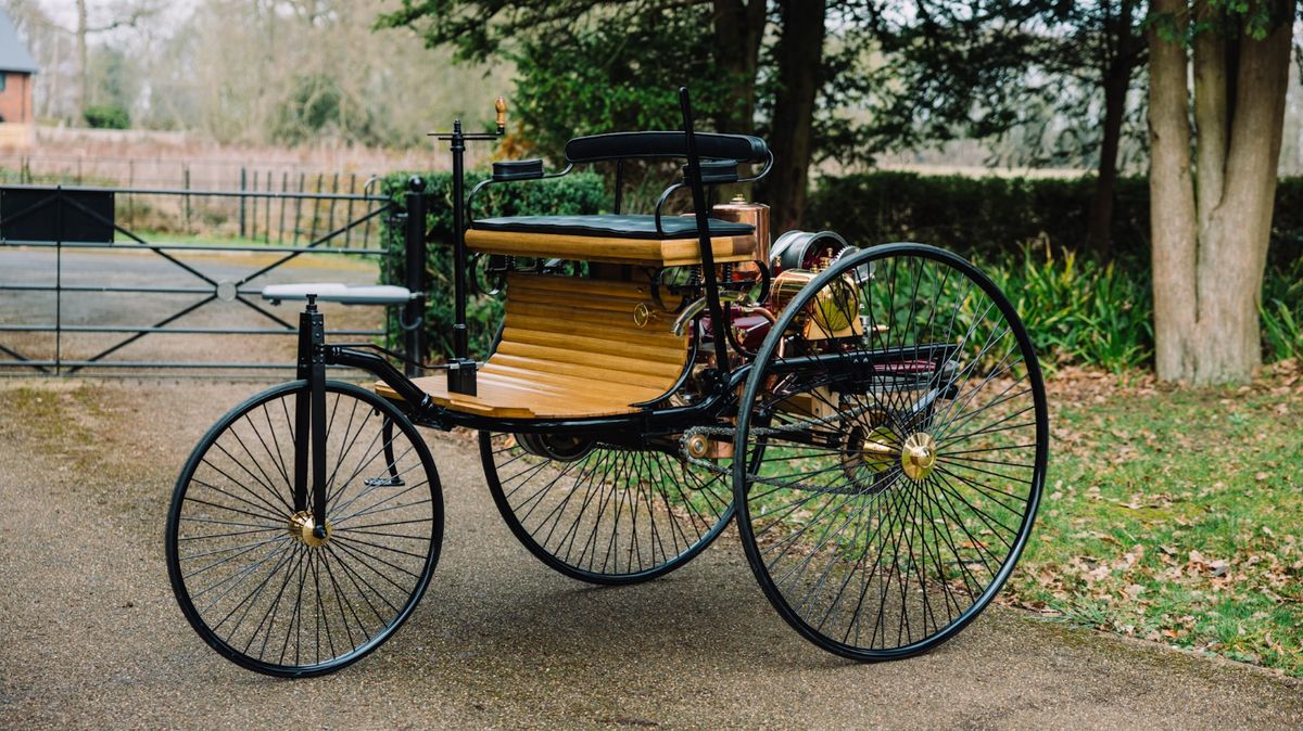 Historicky první auto na světě můžete mít ve sbírce i vy. Je levnější, než byste čekali
