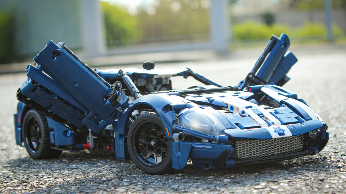 Postavte si svůj sen: Ford GT z lega má důmyslnou konstrukci, výklopné dveře a výsuvné křídlo