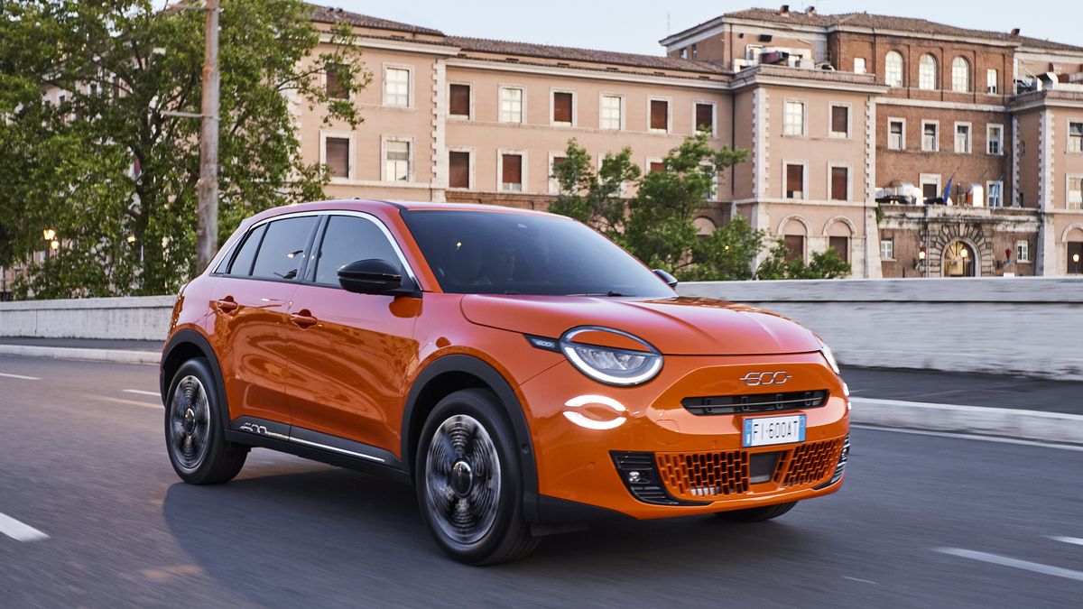 Fiat představil novou šestistovku. Nástupce 500X přijíždí jako elektromobil, příští rok dorazí hybrid