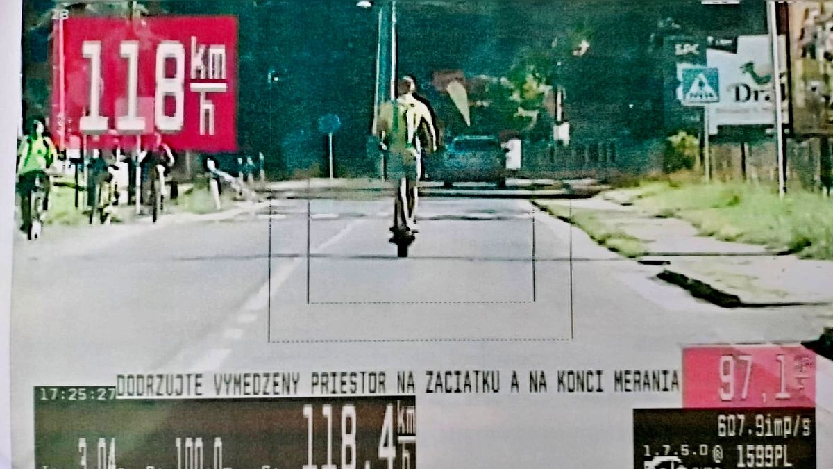 Tohle tu ještě nebylo. Šílenci na koloběžce naměřila policie ve městě rychlost 118 km/h!