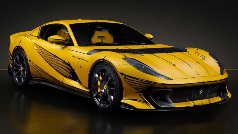 Počmárané Ferrari. Za jeho vznikem nestojí vandal, nýbrž sama automobilka, výtěžek půjde na charitu