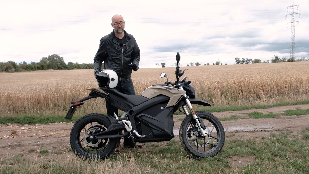 Motorka pro nemotorkáře: Na elektrické Zero DS vám stačí normální řidičák na auto a krásně se svezete