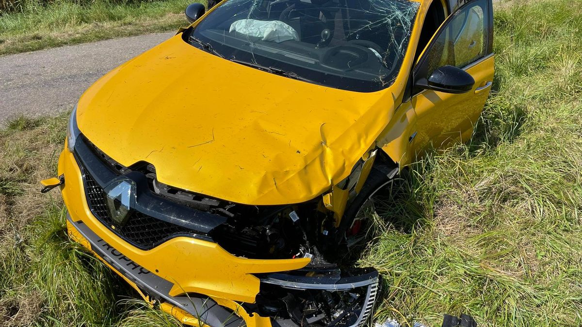 Řidiči silných aut opravdu mají více nehod. Jen u jedné značky se bourá častěji nezávisle na síle motoru