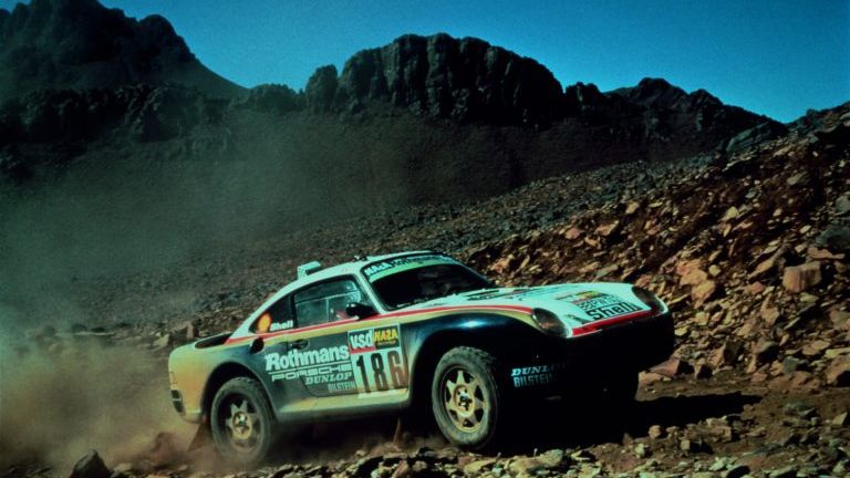 Zemřel trojnásobný vítěz Dakaru, chlap, který udělal z Porsche rallyový speciál