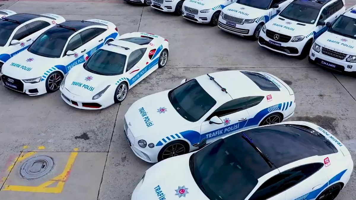 Kam se hrabe české policejní Ferrari: Turečtí strážníci mají ze zabavených aut vozový park snů za desítky milionů