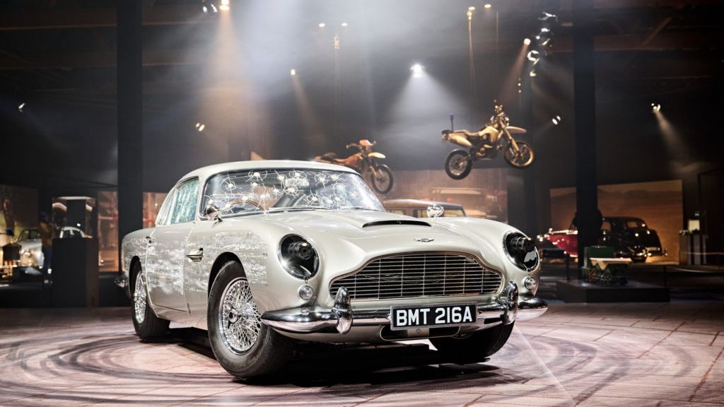 James Bond je v Praze! Na výstavě v pražských Holešovicích si můžete prohlédnout nejen jeho slavná auta, ale i další bondovské vychytávky