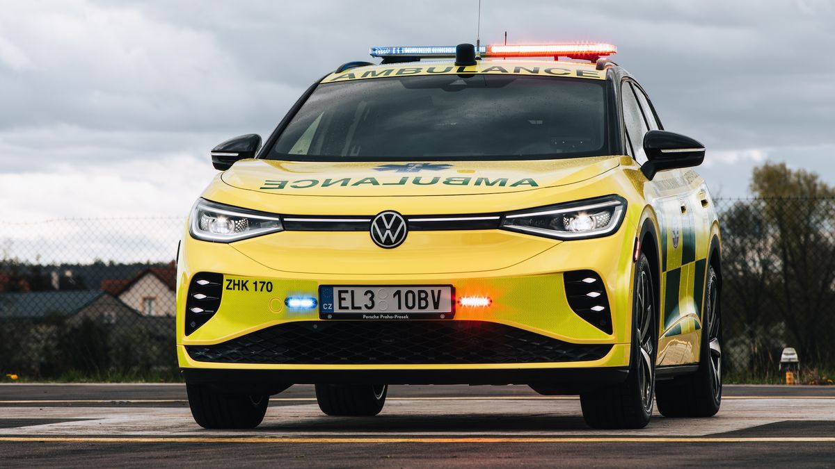 Hradečtí záchranáři si jako první v republice pořídili elektrickou sanitku. Z dojezdové úzkosti prý strach nemají
