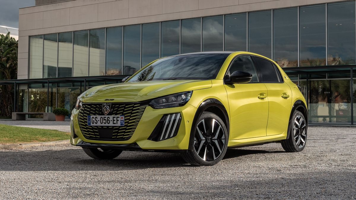 Modernizovaný Peugeot 208 má české ceny. Nabídne hybrid i čistou elektřinu, benzinová klasika mu však zůstala