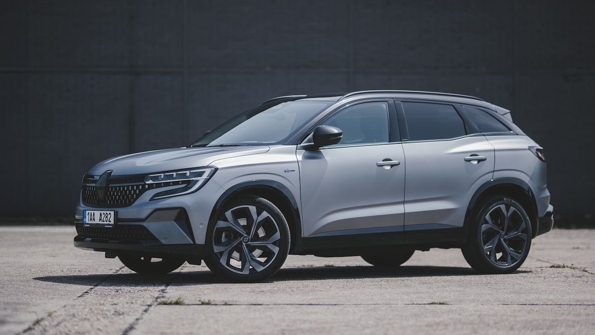 Dieselmánie vyléčena: Renault Austral jezdí za pět na sto, natáčí všechna čtyři kola a kamarádí s Googlem