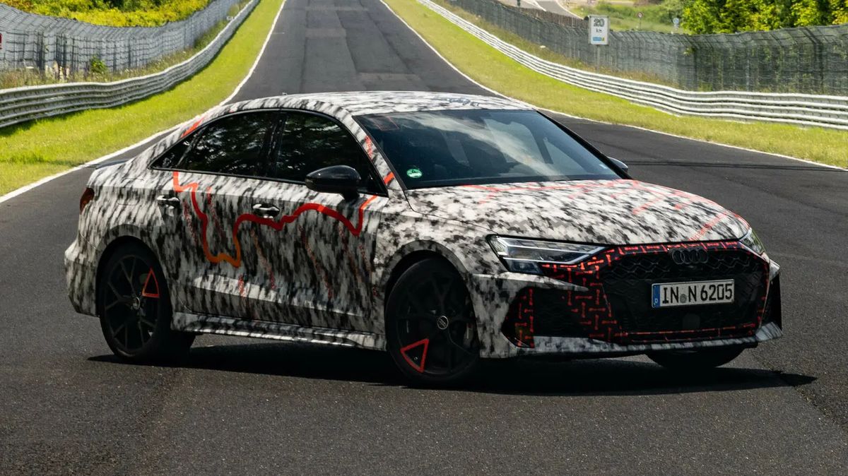 Omlazené Audi RS3 je ostré jako břitva. Na Nürburgringu vykleplo konkurenční BMW a dohnalo policejní Ferrari