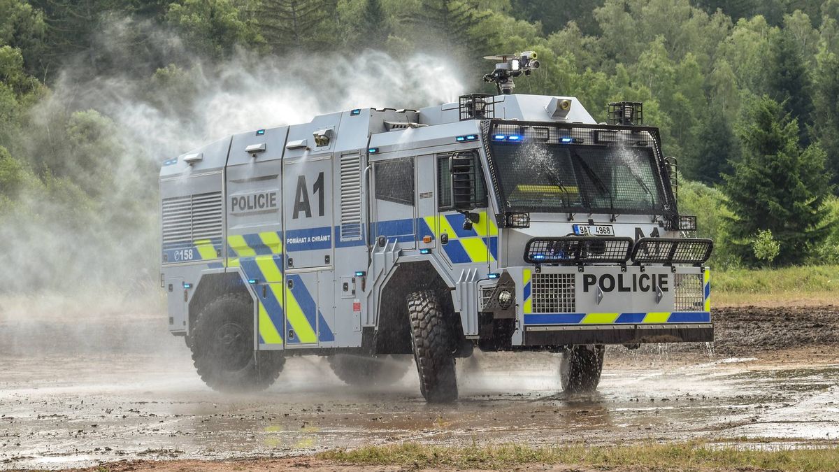 Policie má novou parádní stříkačku Tatra Force. Je extrémně hlučná, požáry ale hasit nebude