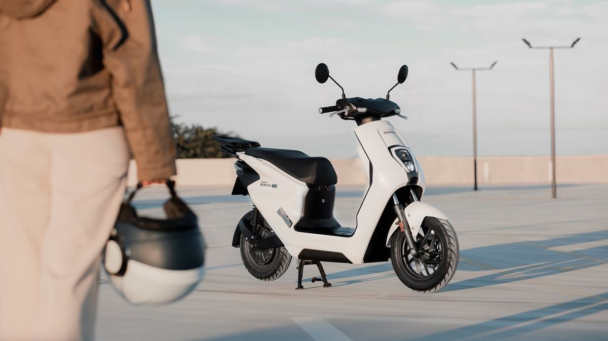 Honda do Česka přivezla skútr, na který vám stačí řidičák na auto a je levný skoro jako moped. Tohle by mohl být hit!
