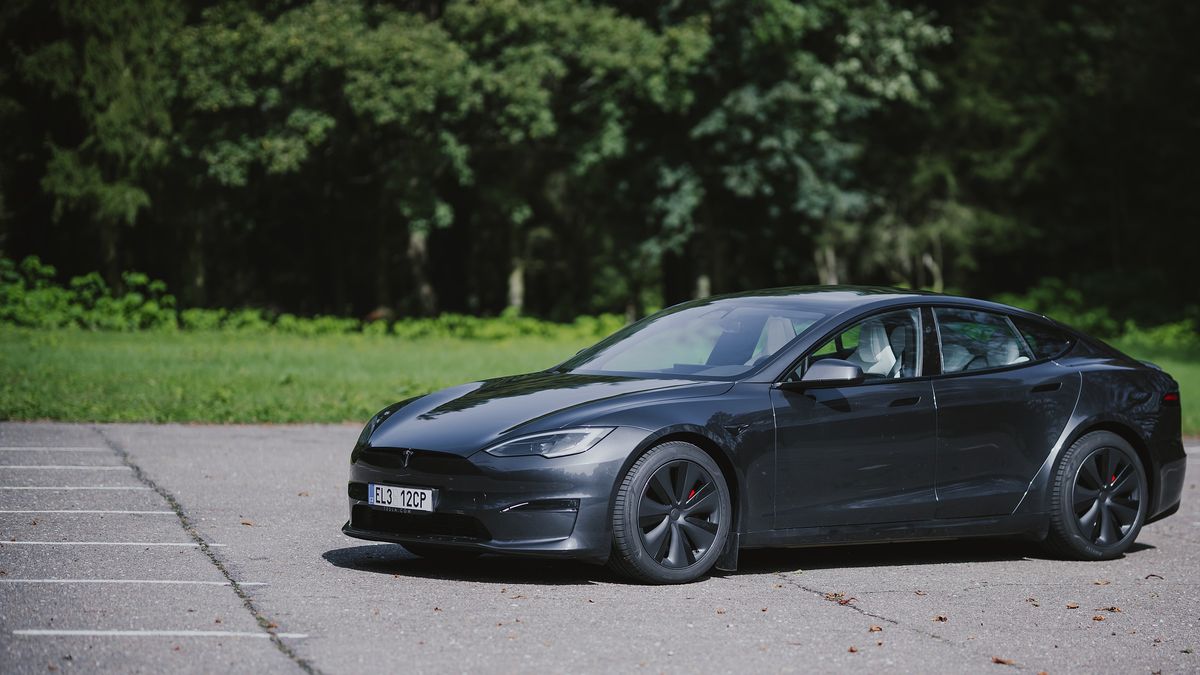 Tesla Model S Plaid je bijec italských supersportů. Jeho zrychlení nepochopíte, pro řízení mějte raději pilotní průkaz