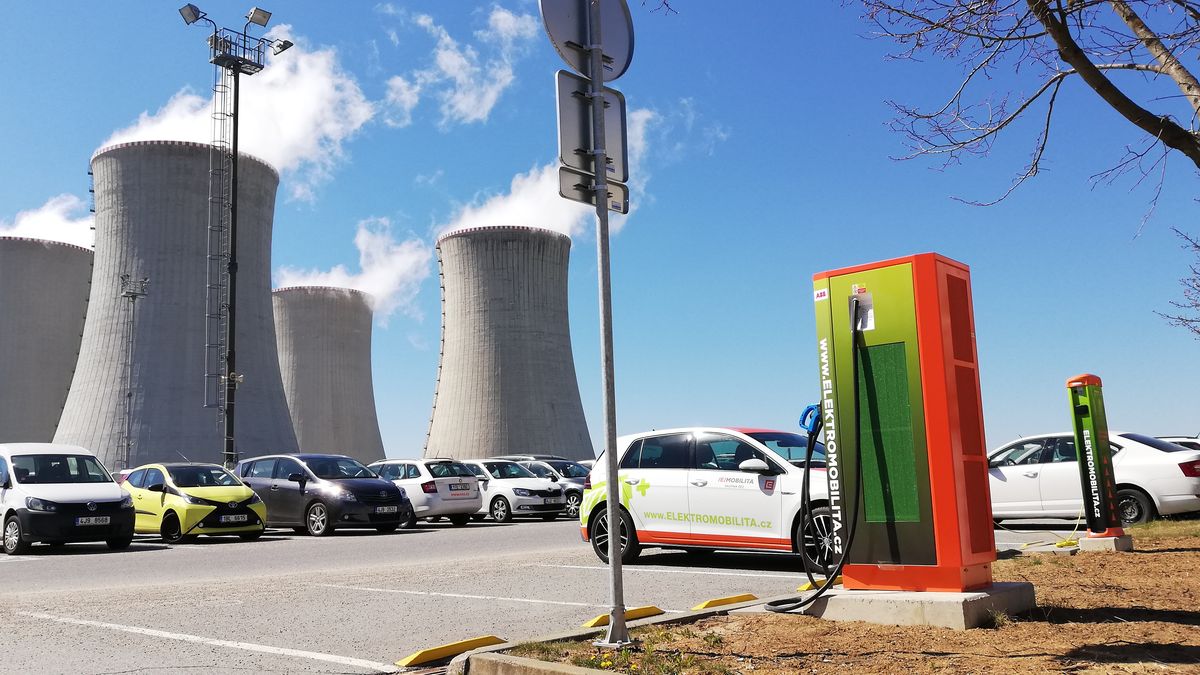 Hasiči elektráren Dukovany a Temelín mají nové kontejnery. Na hašení elektroaut