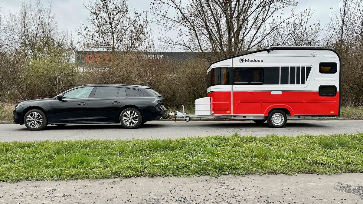 Karavan plný světla: Medusa je prostorný a bohatě prosklený obytný přívěs za hodně zajímavý peníz