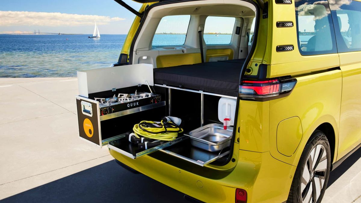 Další skvělá a dostupná vestavba: V elektrickém VW ID.Buzz už můžete spát i vařit, instalace zabere minutu