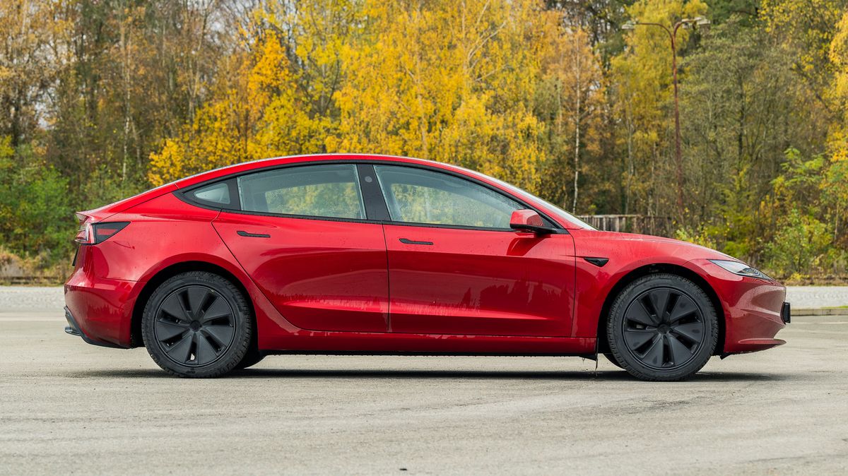 Tesla Model 3 je počítač na kolech, co elektřinu jen usrkává, ale potkat v noci ji fakt nechcete