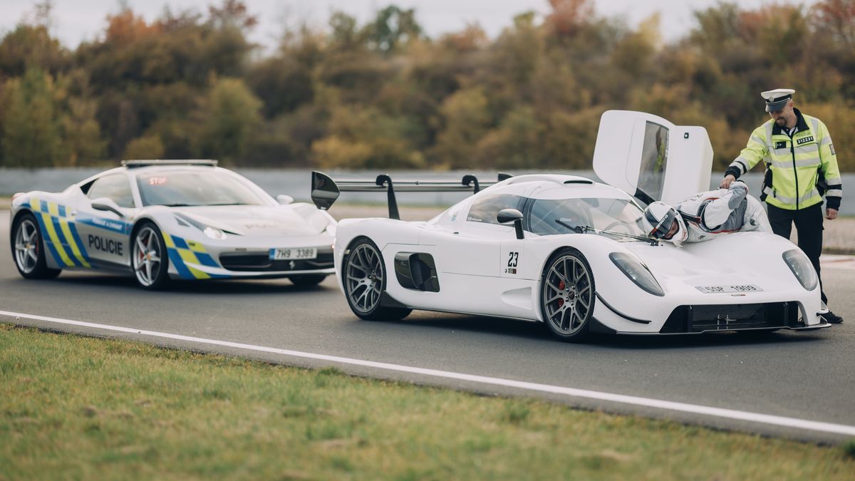 Policejní ferrari honilo závoďák na autodromu v Mostě! Řidič dostal dýchnout a skončil na kapotě