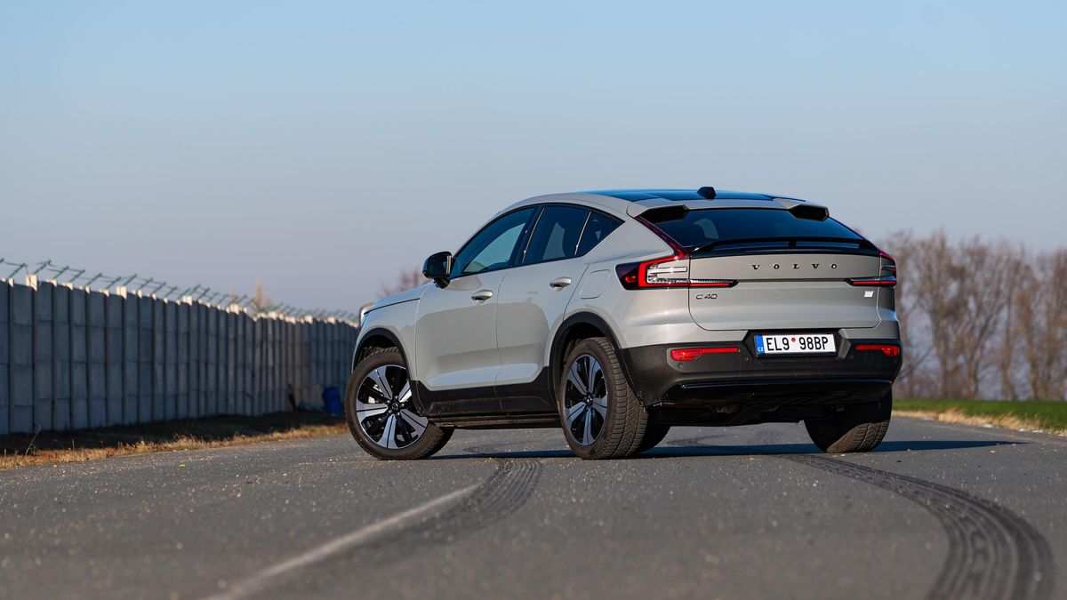 Volvo EC40 je sympatická elektrická stylovka. Potěší dojezdem, rychlým nabíjením i svezením. S modernizací přišla velmi netradiční změna