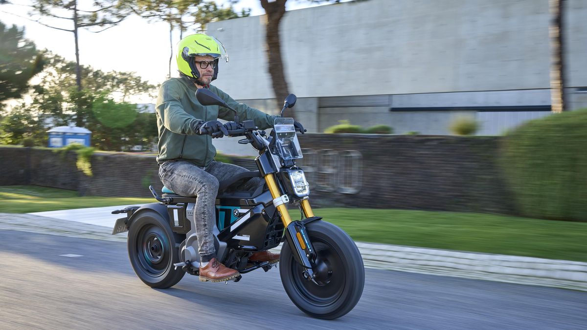BMW přišlo s něčím, co není motorka ani skútr. A řídit to můžete s papíry na auto. Svezli jsme se na eParkoureru