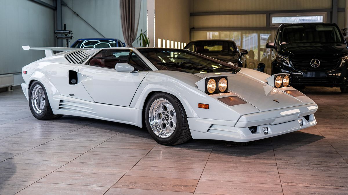Lamborghini za 30 milionů v nenápadné jablonecké výloze. Přijďte se podívat, než zamíří do unikátní české sbírky