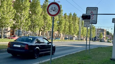 Tuhle červenou řidiči často přehlíží, ovšem za její projetí hrozí tučný flastr a nálož bodů k tomu