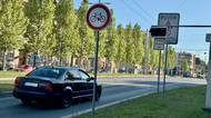 Tuhle červenou řidiči často přehlíží, ovšem za její projetí hrozí tučný flastr a nálož bodů k tomu