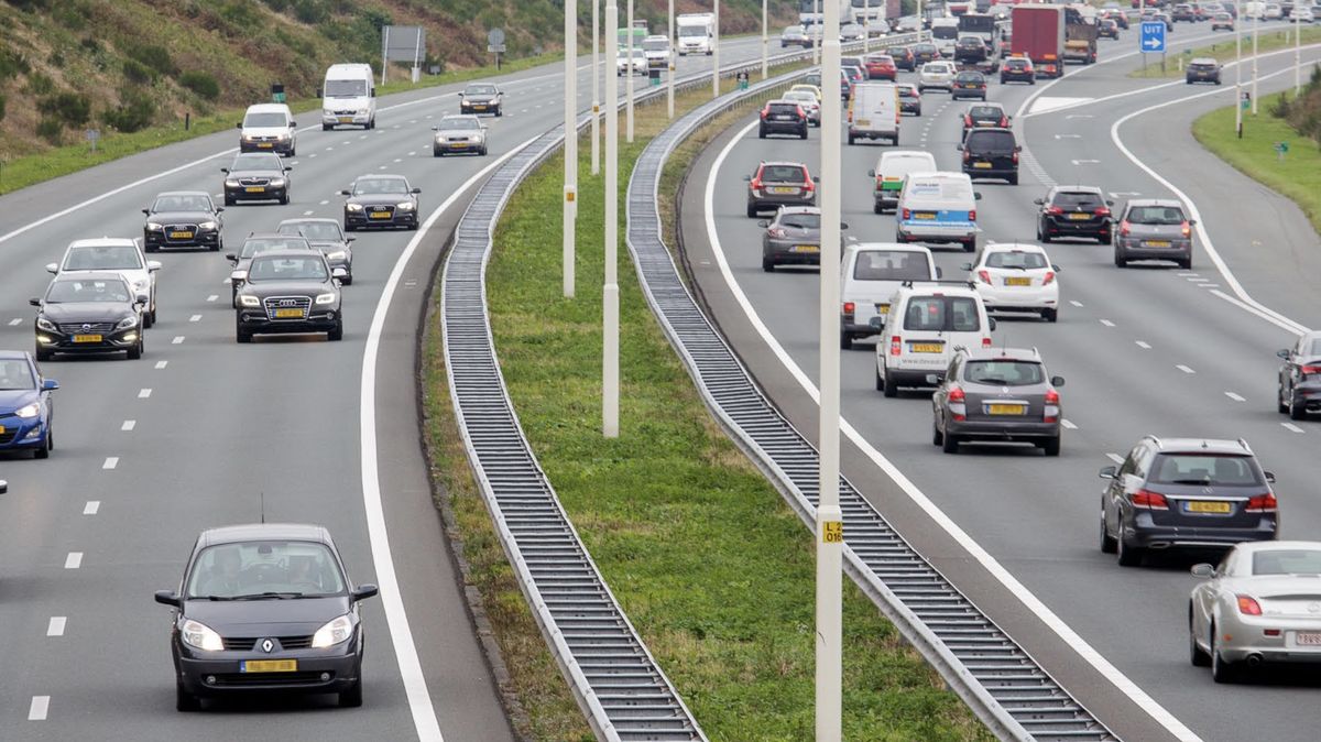 Bezdůvodná jízda prostředním pruhem může být nebezpečnější, než by se zdálo. Pravidla jdou totiž trochu proti rozumu