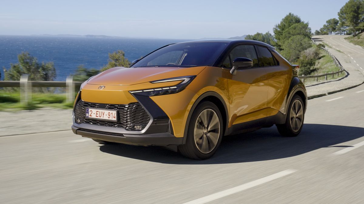 Nejsilnější Toyota C-HR jezdí pod 3 l/100 km. Atraktivní spořílek má jen minimum chyb, občas se ale staví na hlavu