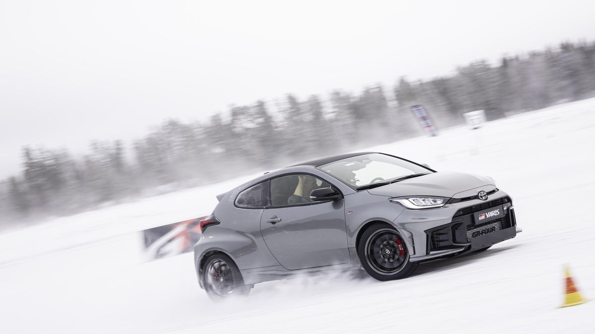 V zasněženém Finsku jsme řádili s vylepšenou Toyotou GR Yaris. Na zamrzlém jezeře nás vozila i hvězda WRC!