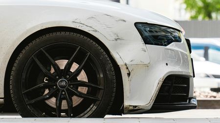 Podřeli jste někomu auto na parkovišti a chcete nechat lístek s kontaktem za stěračem? Nemusí to být dobrý nápad, správný postup je jasně daný