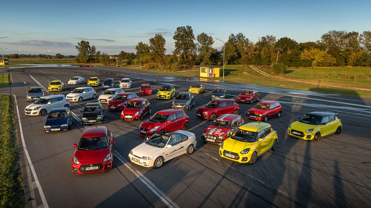 Auto pro normální lidi slaví 40 let. Suzuki sezvalo majitele swiftů na velký dopravní mejdan