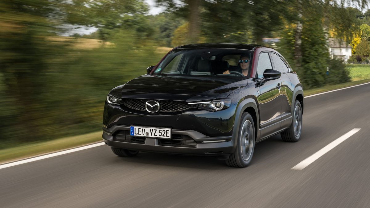 Mazda zásadně vylepšila svůj elektromobil, dala mu spalovací motor. Za násobně vyšší dojezd se nepřiplácí ani koruna