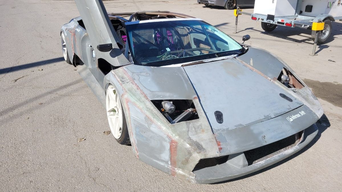 Rozhodl se, že postaví supersport z videohry. Žádná automobilka s ním nechce mít nic společného. Přesto jeho polotovar smí na silnice