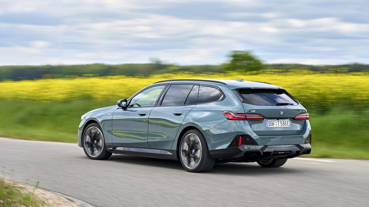BMW už umí jezdit po dálnici samo. Úplně samo. Vyzkoušeli jsme to na vlastní kůži v novém pětkovém kombíku