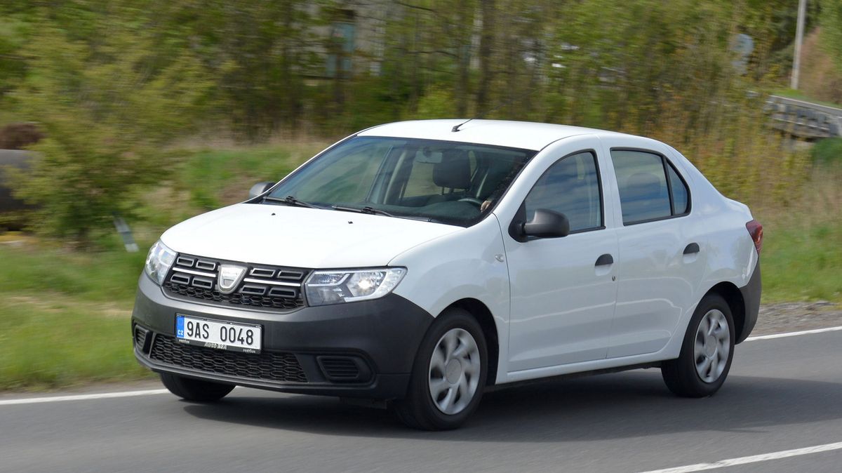 Tahle ojetá Dacia Logan nemá ve výbavě vlastně vůbec nic. Díky tomu ale dostanete zánovní auto za úplný pakatel a za servis nedáte raketu