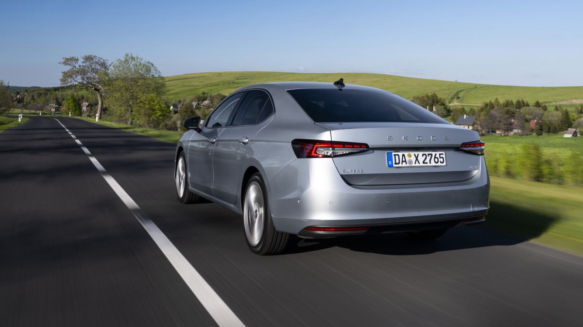 Řídili jsme novou Škodu Superb v karoserii, kterou Passat neumí. I bez batůžku je praktický, silný benzin už tolik nepotěšil