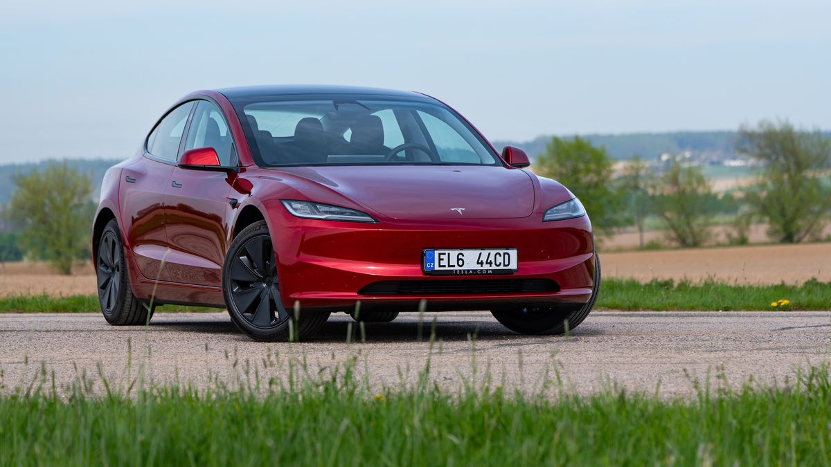 Tesla zase zlevňuje! Modernizovaný Model 3 dosud nešlo koupit levněji, za ty prachy jde o elektroterno