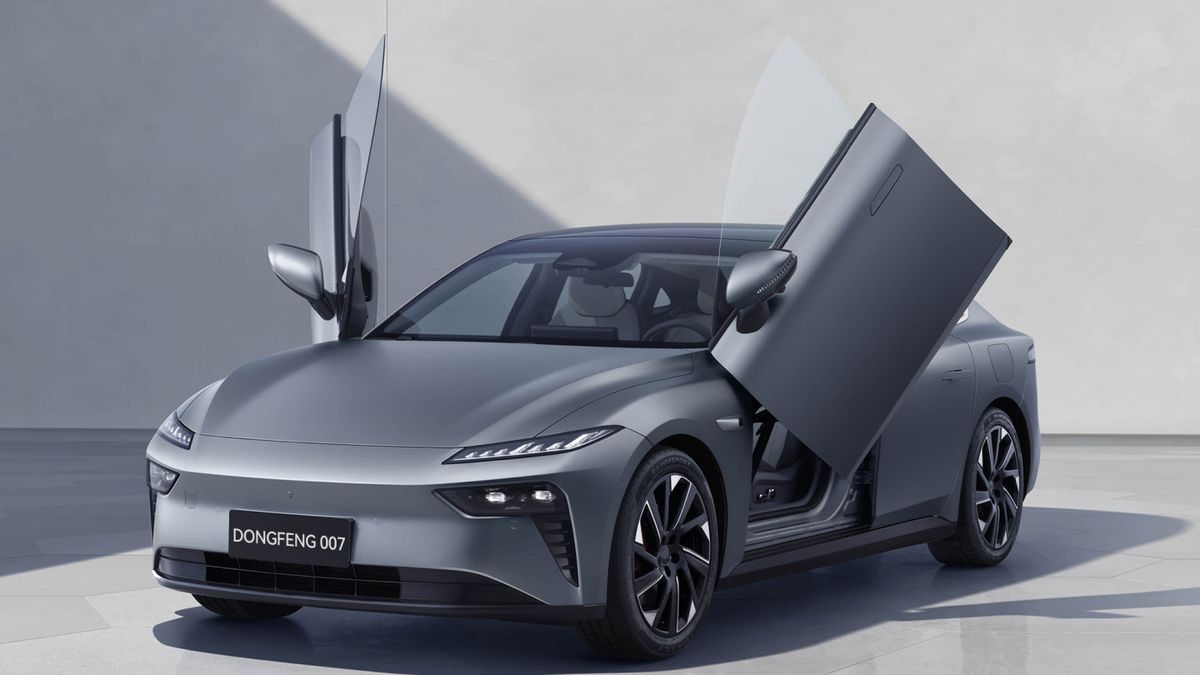 Do Česka se chystá čínský sedan, který má nahoru výklopné dveře jako Lamborghini. A ani nebude drahý