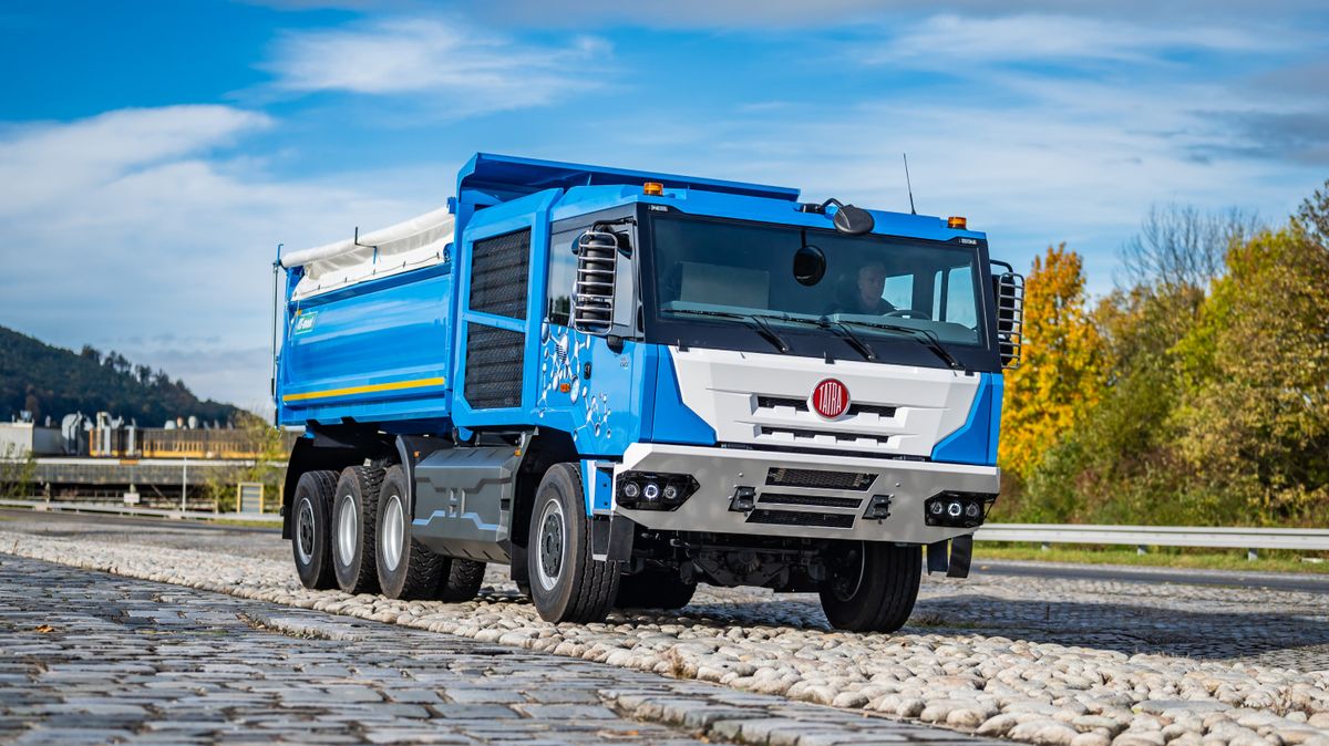 Budoucnost podle Tatry je docela sci-fi: Náklaďáky na dálkové ovládání a elektromobily kroužící po polygonu bez řidiče