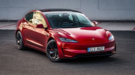 Tesla v Česku vyprodává sklady a nabízí velké slevy. Model 3 ještě nikdy nebyl dostupnější