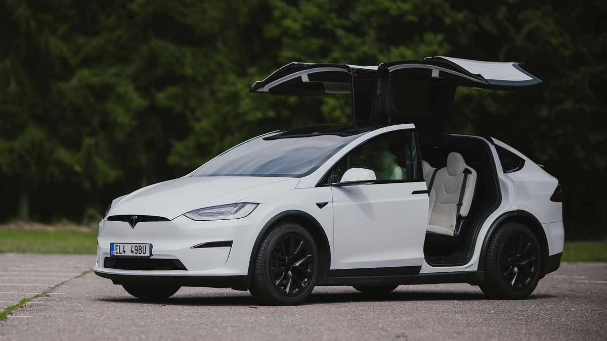 Mávající dveře, brutální výkon a skromná spotřeba: Tesla Model X je pojízdný superpočítač s ukázkovou efektivitou