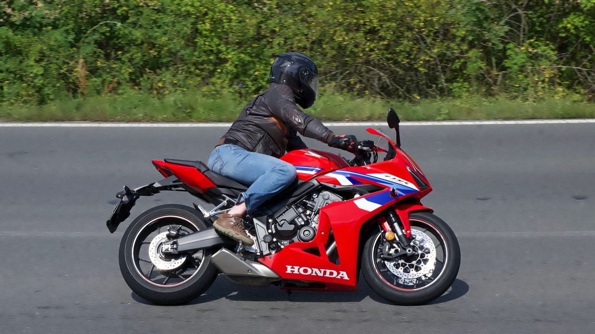 Honda představila revoluční technickou vychytávku, která může nezkušeným jezdcům usnadnit přechod na velkou motorku. A funguje parádně!
