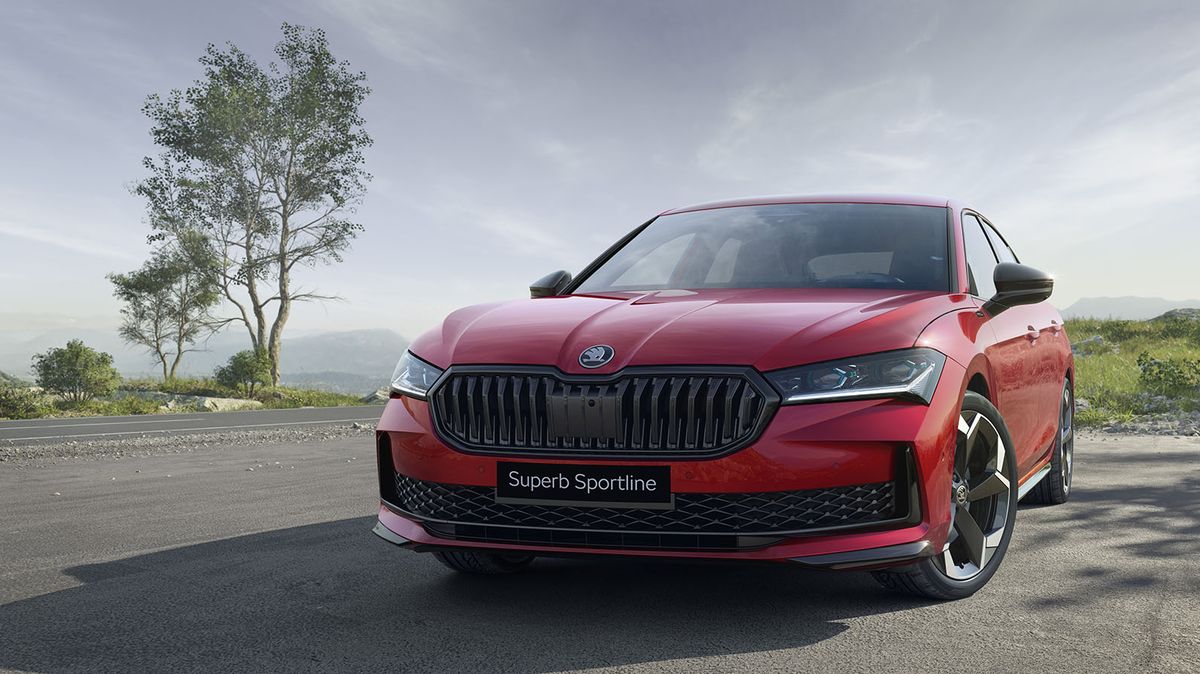 Nová Škoda Superb přijíždí ve verzi Sportline. Působí hodně sportovně, uvnitř překvapila jedna novinka