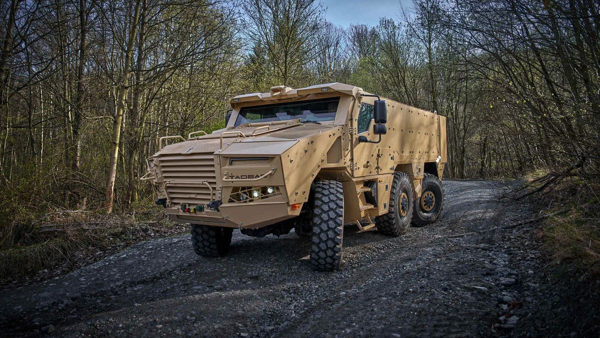 Do rodiny Tatra přibyl nováček. Tadeas 6 × 6 je ostrý hoch, který poslouží armádě i hasičům a převeze 13 lidí