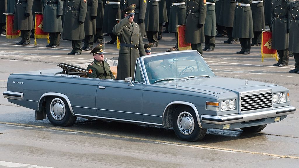 Sovětský Rolls-Royce stavěl i kabriolety. ZiL 41044 měl jedinou funkci, sloužil i po pádu SSSR