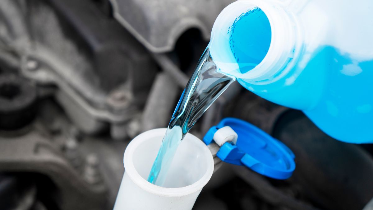 Zimní kapaliny do ostřikovačů: Na pumpách jsou předražené, ty laciné zase ničí auto