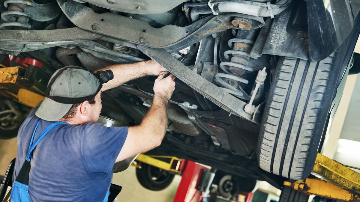 Pazvuky, vibrace i plavání… Vůle v podvozku se nevyplatí ignorovat. Na co si dát pozor a jak poznat, že by vaše auto mělo do servisu?