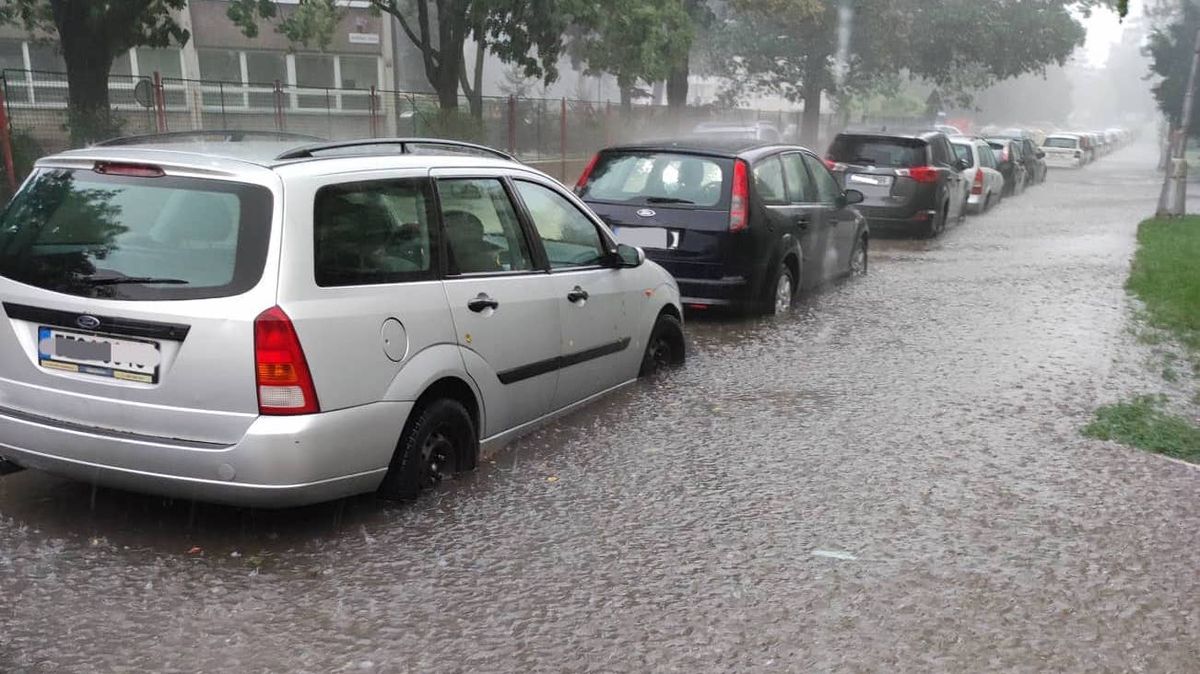 Na Česko se valí velká voda! Poradíme, jak ochránit auto před povodní i kroupami